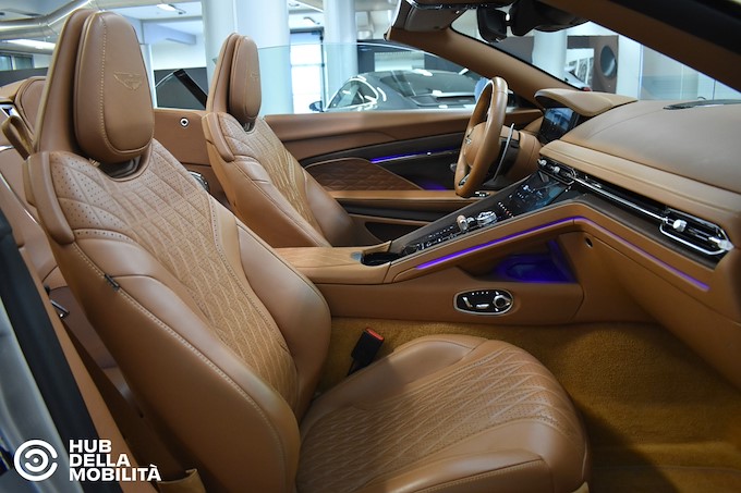 ASTON MARTIN DB12 V8 Volante